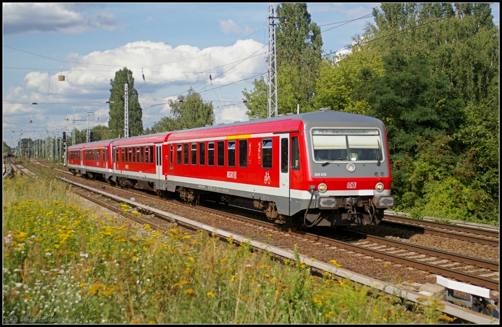 Aus Stettin kommt am 19.07.2011 DB Regio 628 635 am Bahnhof Berlin-Karow auf dem Weg nach Gesundbrunnen vorbei.
