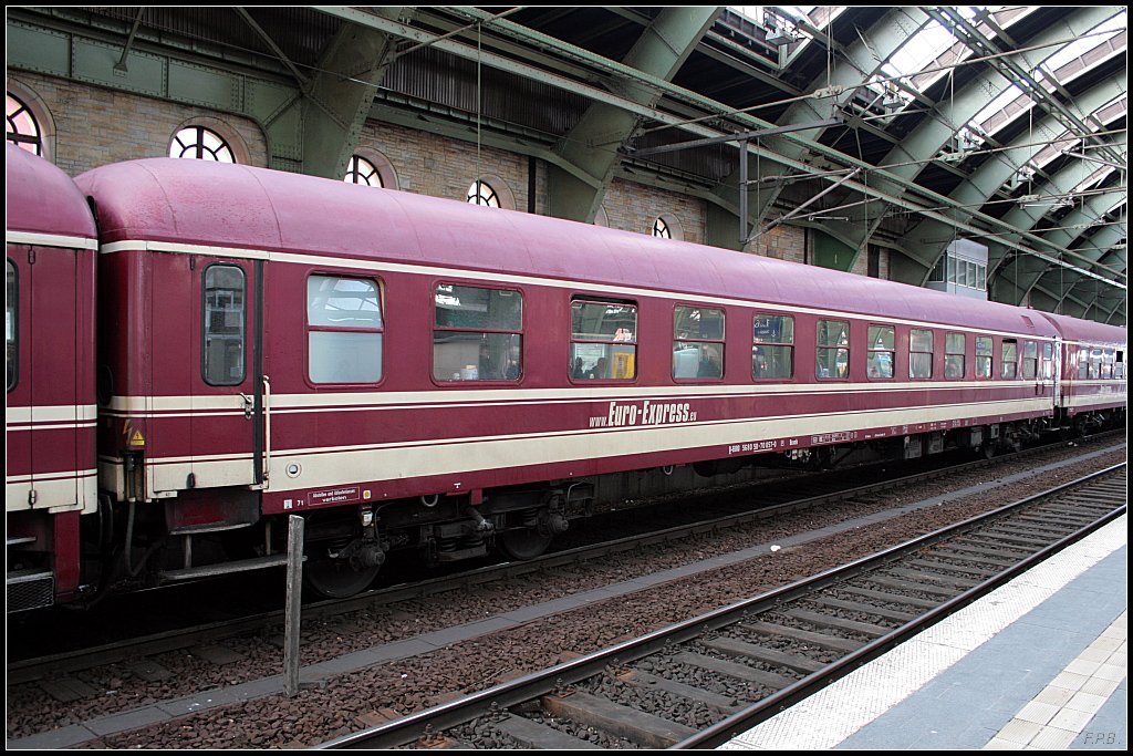 D-EURO 56 80 50-70 057-0 [P] Bcomh ist ein Sitzwagen mit Pltzen 2. Klasse, dessen Sitze in den Abteilen in Liegepltze umgewandelt werden knnen. Der Wagen kann sowohl ber die Zugsammelschiene als auch ber eigene Generatoren mit Strom versorgt werden (gesehen Berlin Ostbahnhof 27.12.2009)