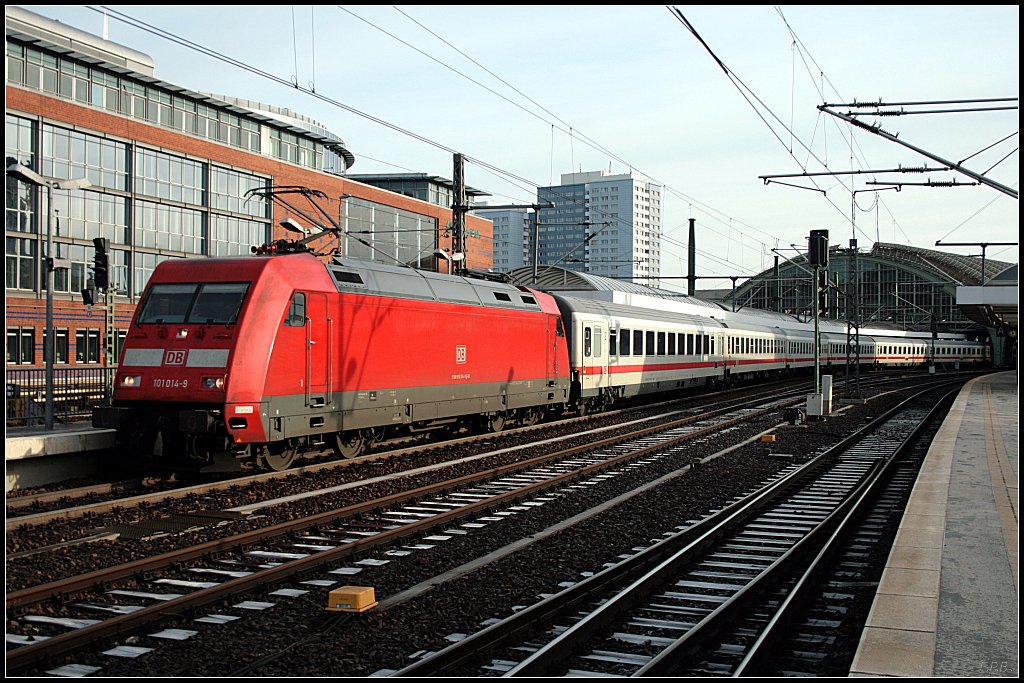 DB Fernverkehr 101 014-9 zieht den Ersatz-ICE 940/950 nach Dsseldorf bzw Kln. Am Ende des zweiteiligen Zugs schiebt DB 101 097-4 (gesichtet Berlin Ostbahnhof 27.12.2009)