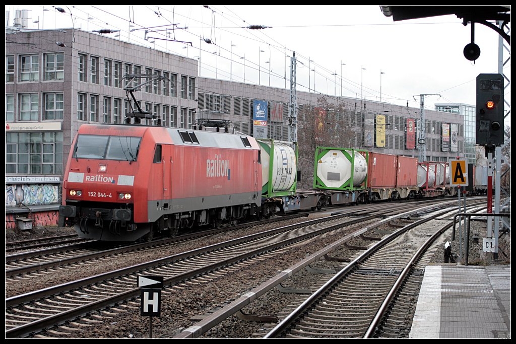 DB Schenker 152 044-4 mit Container in Berlin Kpenick, 13.03.2010