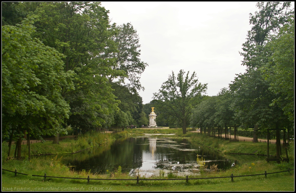 Der 2009 rekonstruierte Goldfischteich, dem frheren Venusbassin im Groen Tiergarten von Berlin. An seinem sdlichen Ende befindet sich das Beethoven-Haydn-Mozart-Denkmal, das 1904 von Rudolf und Wolfgang Siemering errichtet wurde.