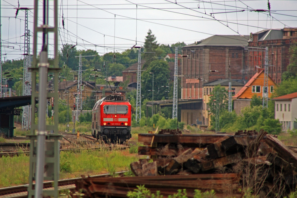 143 220 steht am 29.05.2014 in  der Güterumfahrung in Sangerhausen 