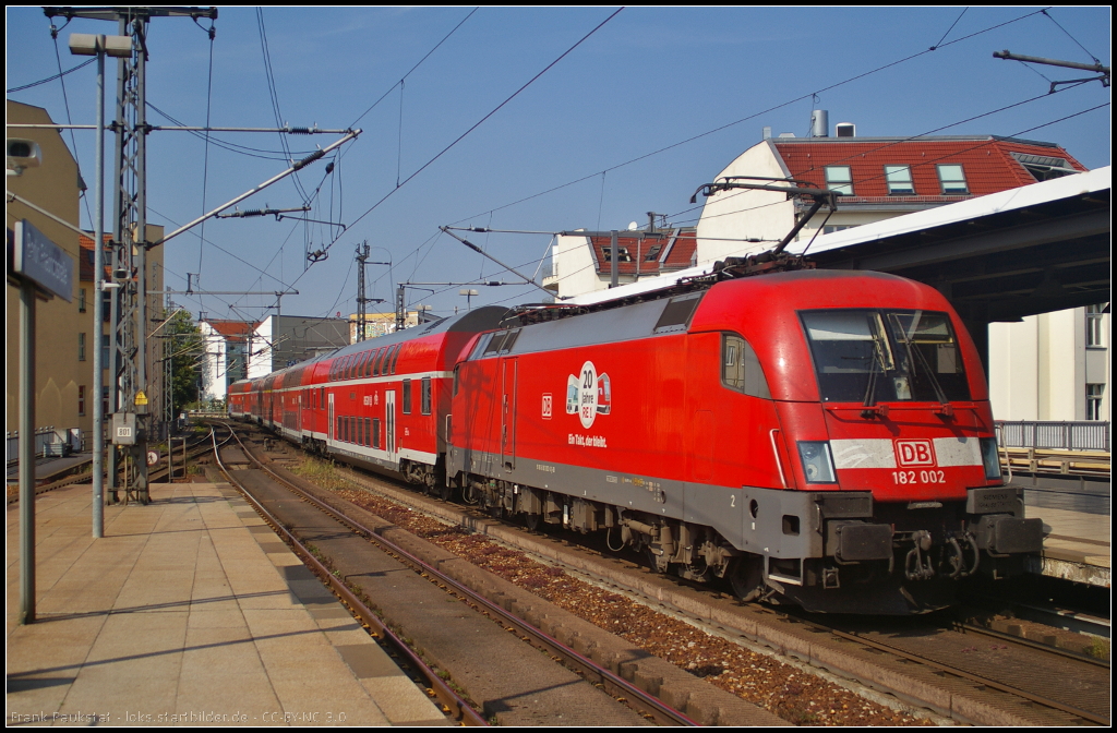 DB Regio 182 002-6 macht Werbung für  20 Jahre RE1 - Ein Takt, der bleibt . Am 06.09.2014 schiebt sie den RE 18174 nach Magdeburg Hbf aus Berlin Friedrichstraße