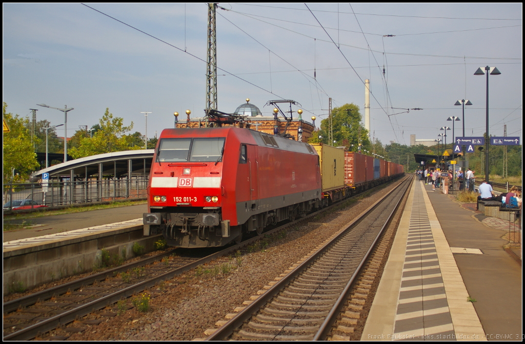 DB Schenker 152 011-3 mit einem Container-Zug am 05.09.2014 durch Uelzen