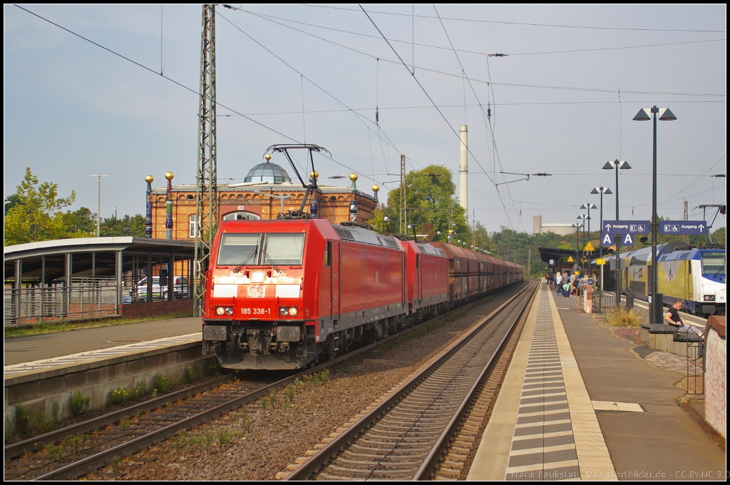 DB Schenker 185 338-1 und 185 231 mit Falns 121-Wagen am 05.09.2014 durch den Bahnhof Uelzen