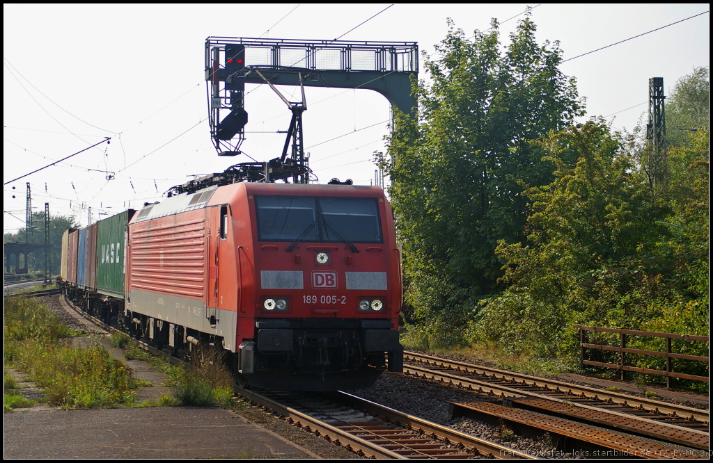 DB Schenker 189 005-2 mit einem Container-Zug am 05.09.2014 durch Uelzen
