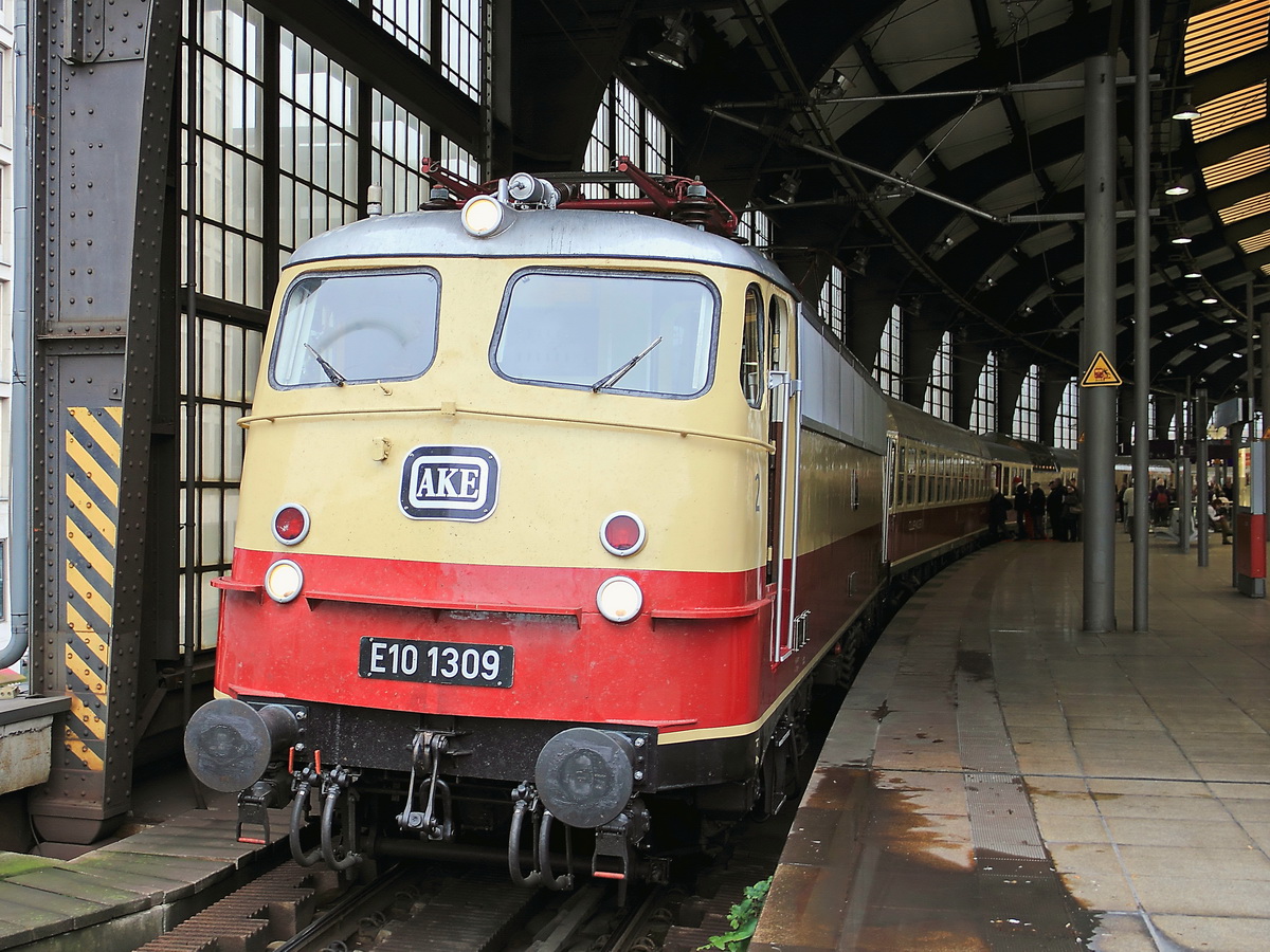 E 10 1309 (9180 6 113 309-9 D-Train) steht am 13. Oktober 2016 mit dem Messezug der Vulkan-Eifel Bahn im Bahnhof Berlin Friedrichstrasse.