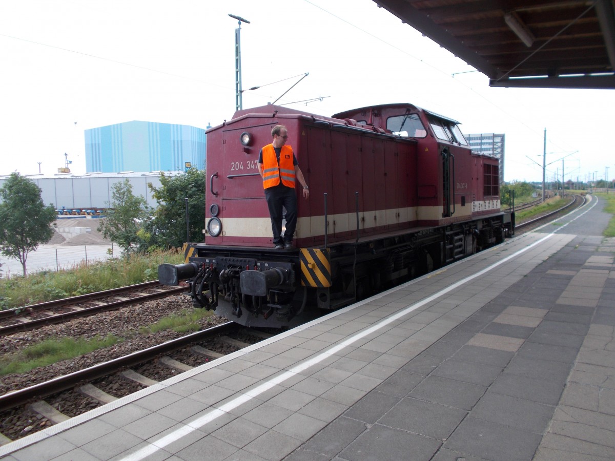 Ein guter Bekannter fuhr,am 10.August 2014,die MTEG 204 347 von Stralsund Nordhafen nach Putbus.Hier stand die Lok im Bahnhof Stralsund Rügendamm und mußte die Kreuzung mit einem RE abwarten.