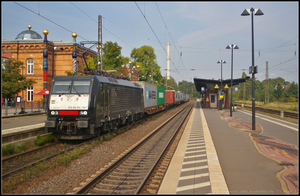 Fr METRANS ist mit einem Container-Zug ES 64 F4-157 / 189 157-1 im Einsatz und fhrt am 05.09.2014 durch Uelzen
<br><br>
Bei der Lok handelt es sich um die 100. Dispolok fr Siemens Dispolok und wurde im Dezember 2004 feierlich bergeben.