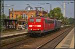 DB Schenker 151 165-8 und RBH 111 / 143 911 als Lz am 05.09.2014 durch den Bahnhof Uelzen