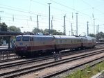 E10 1309(alias 113 309),am 07.Juni 2016,mit zwei TEE Rheingoldwagen in Stralsund.