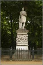  Ihrem Knige Friedrich Wilhelm III - Die Dankbaren Bewohner Berlins 1849 . Die Statue wurde 1849 von Friedrich Drake erstellt und im Groen Tierpark aufgestellt (Berlin-Tiergarten 29.06.2013)