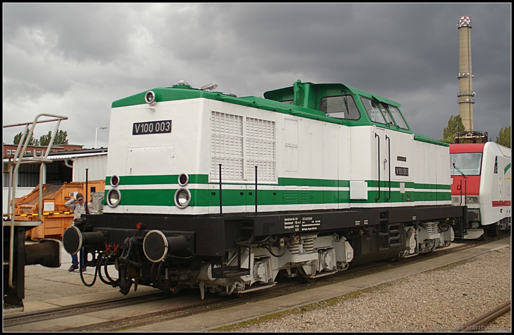  100 Jahre Innovation und Technologie . Unter diesem Motto sollte das Schaffen des Werks in Hennigsdorf gezeigt werden. Da darf dann auch die V100 nicht fehlen, hier in Vertretung durch V100 003 von DB Regio Sd-Ost (Tag der offenen Tr Bombardier Hennigsdorf 18.09.2010)