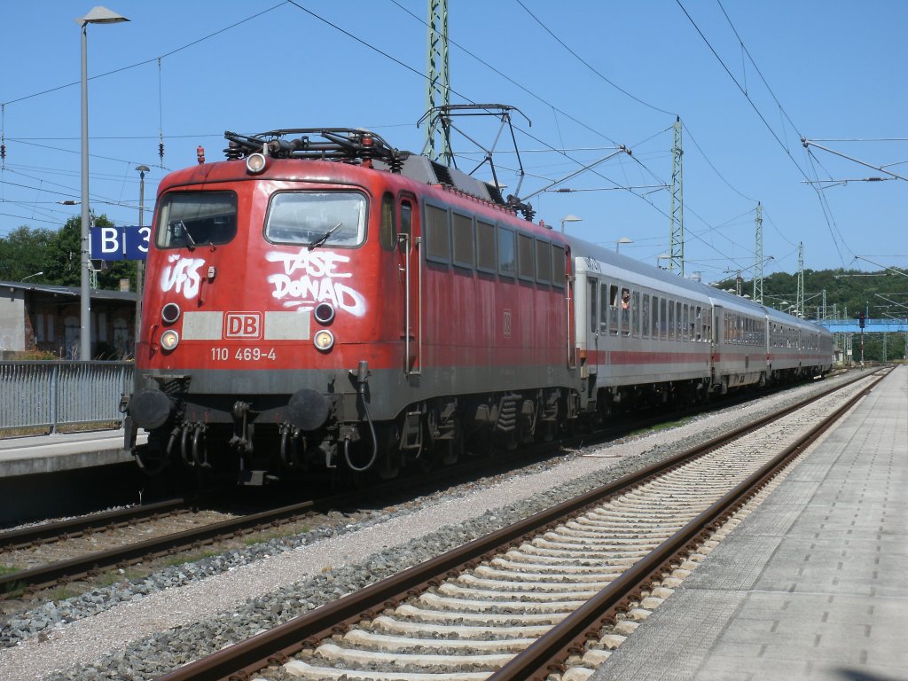 110 469-4 mit dem Uex 2429 Binz-Kln,am 21.Juli 2013,beim Halt in Bergen/Rgen.