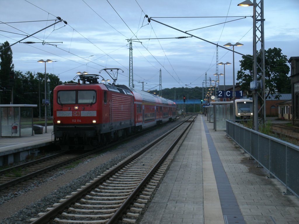 112 114 mit Dostos,als RE 13034 Binz-Stralsund,am 29.Juli 2013,in Bergen/Rgen.Auf dem Nachbargleis der letzte Zug,am Tag,nach Putbus der PRESS VT650 032. 