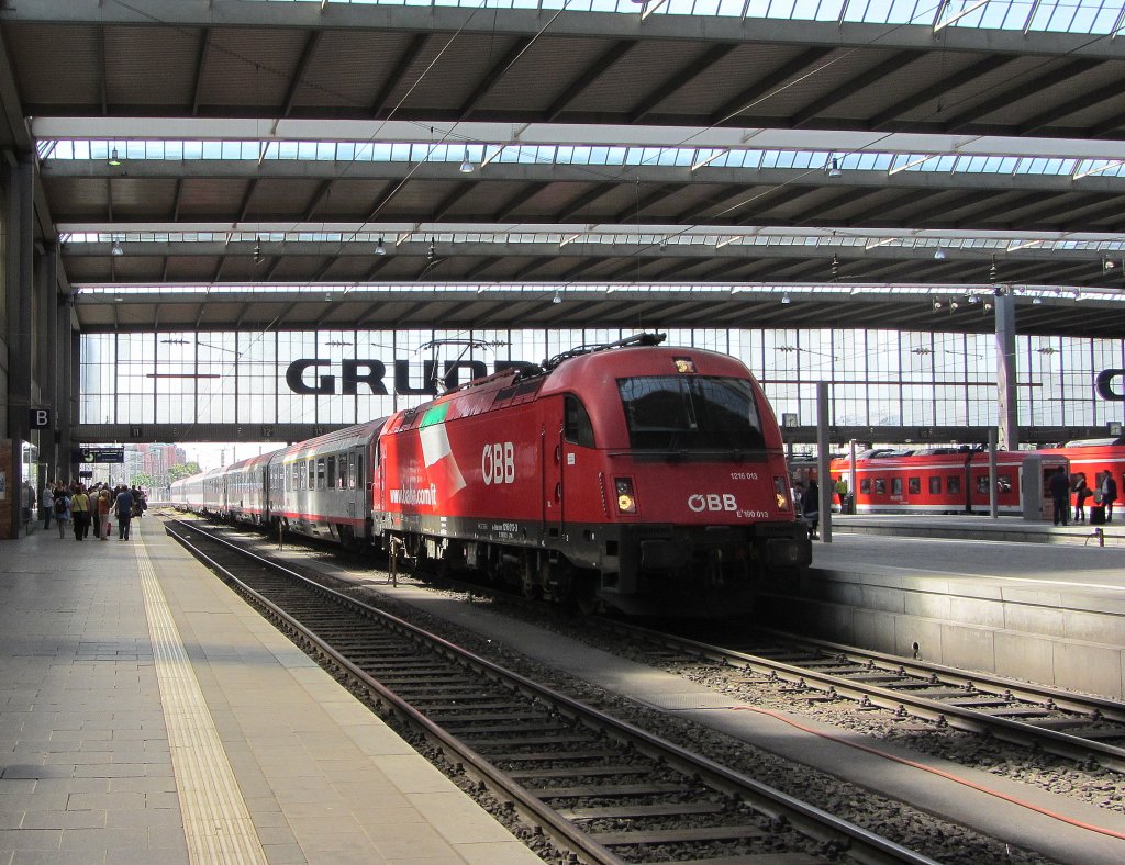 1216 013 mit EC 88  DB-BB EuroCity  (Verona Porta Nuova - Mnchen Hbf) in Mnchen Hbf.(18.5.2013)