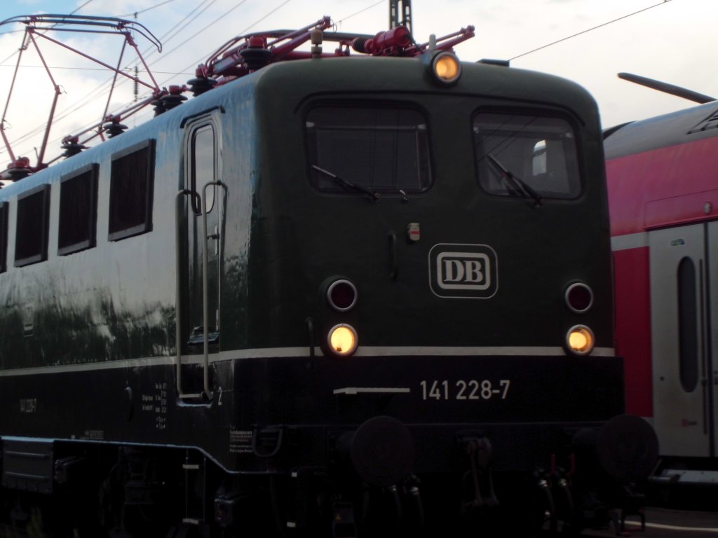 141 228-7 bei einer Pendelfahrt in Weiterstadt bei den Bahnwelttagen 2012