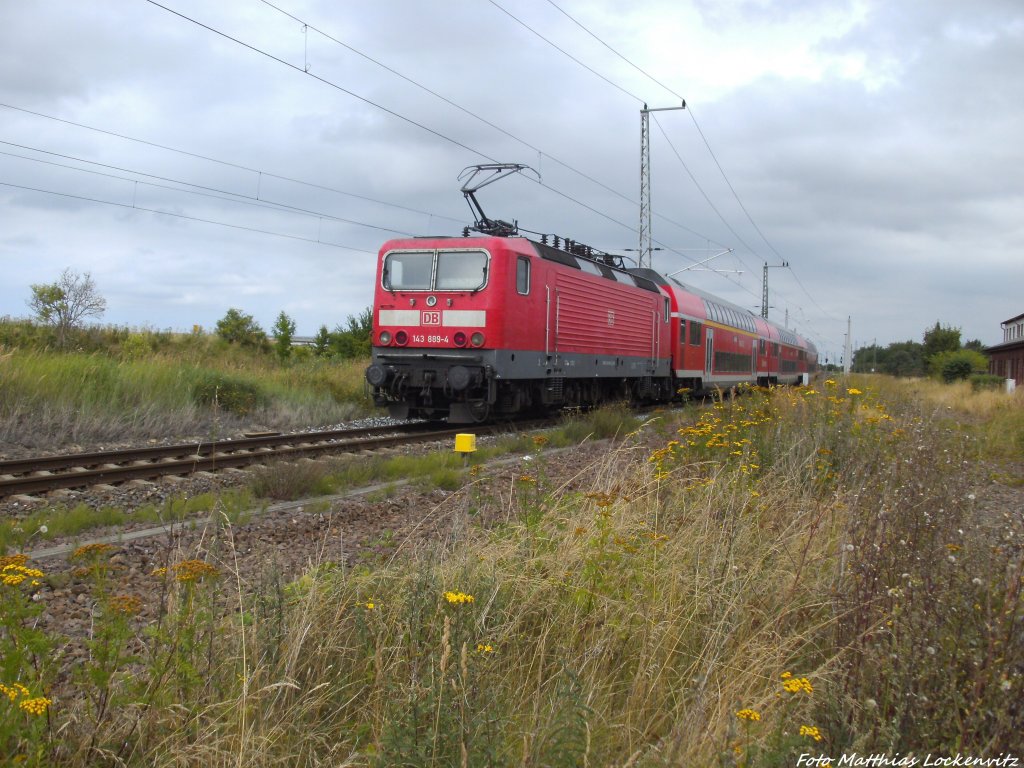143 899-4 mit dem RE9 mit Ziel Ostseebad Binz bei der Ausfahrt aus Altef�hr am 7.8.13 