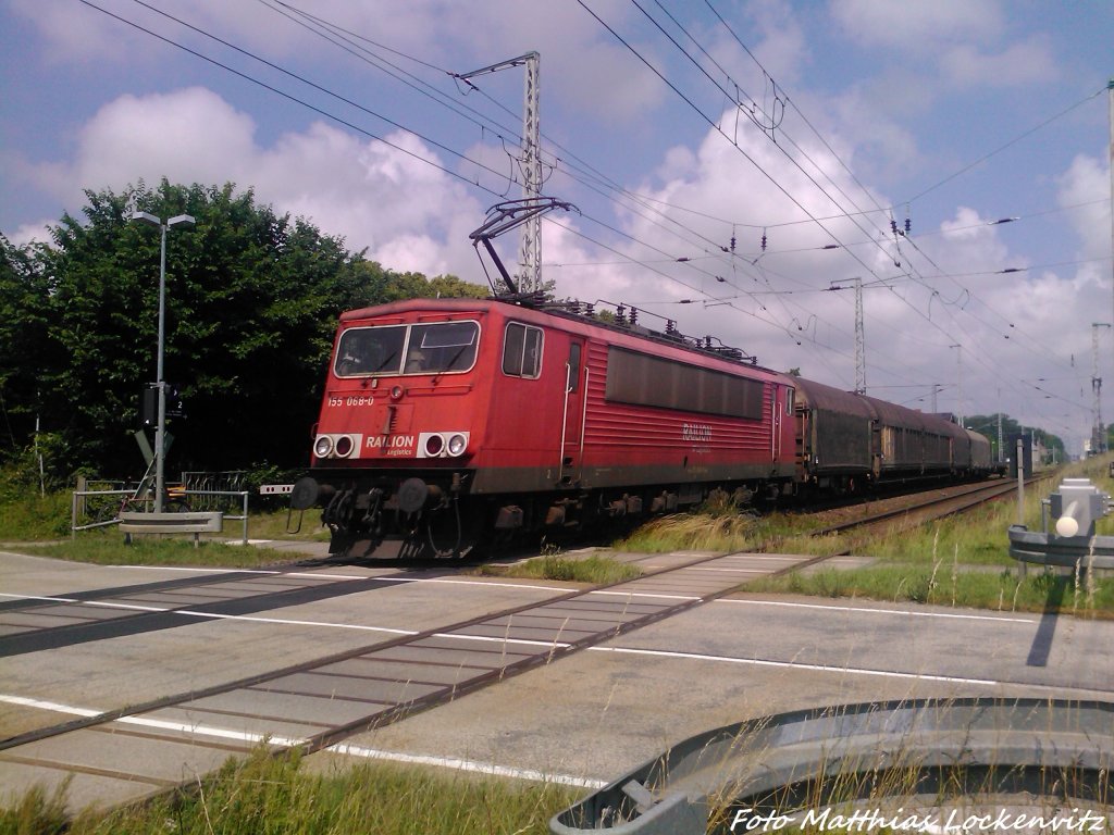 155 068-0 mit 6 G�terwagen bei der Durchfahrt in Teschenhagen am 5.7.13 