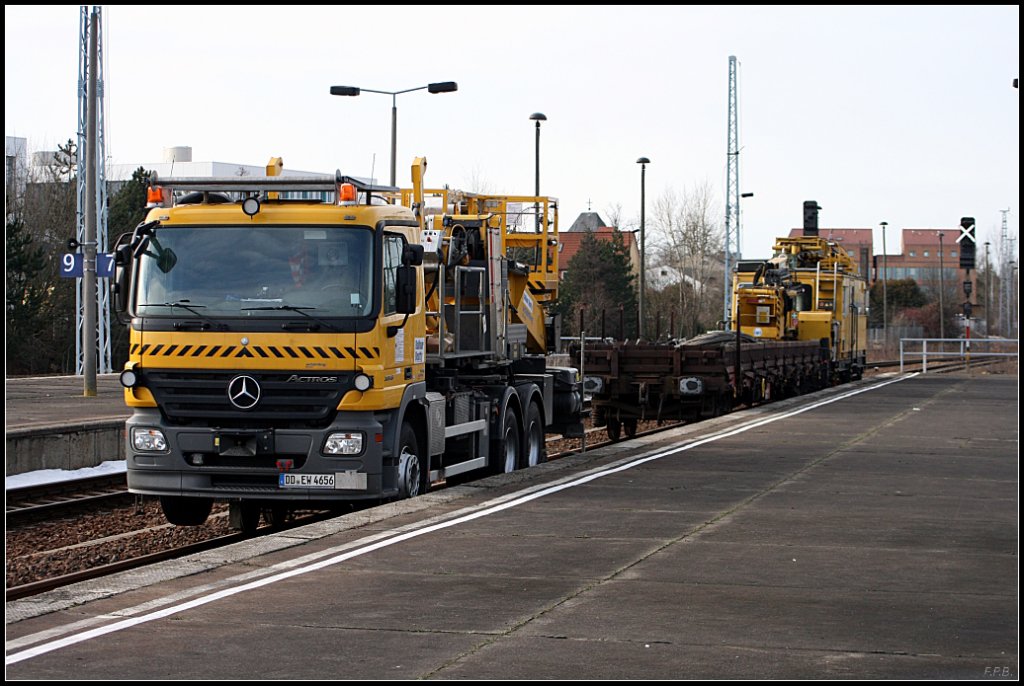 2-Wege-LKW DC Actros 3346 m. Wechselaufbauten (97 59 03 539 60-2, Fa. Balfour Beatty Rail GmbH, Berlin, gesehen Berlin Flughafen Schnefeld, 27.02.2010)