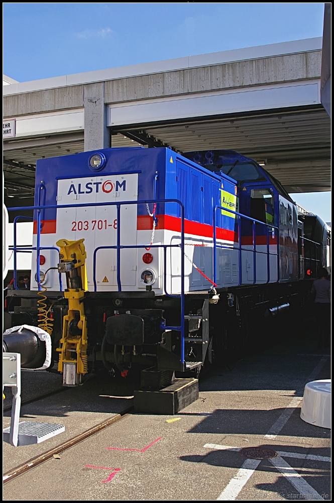 203 701-8 ist die erste Hybrid-Rangierlokomotive für den Diesel-Batterie-Betrieb. Sie kann im mittelschweren und schweren Rangierdienst zum Einsatz kommen. Versuchsweise arbeitete die Lok schon im Hafen von Amsterdam (NVR-Nummer 90 80 1001 001-9 D-ALS, ex DR 202 490; INNOTRANS 2010, gesehen Berlin 22.09.2010)