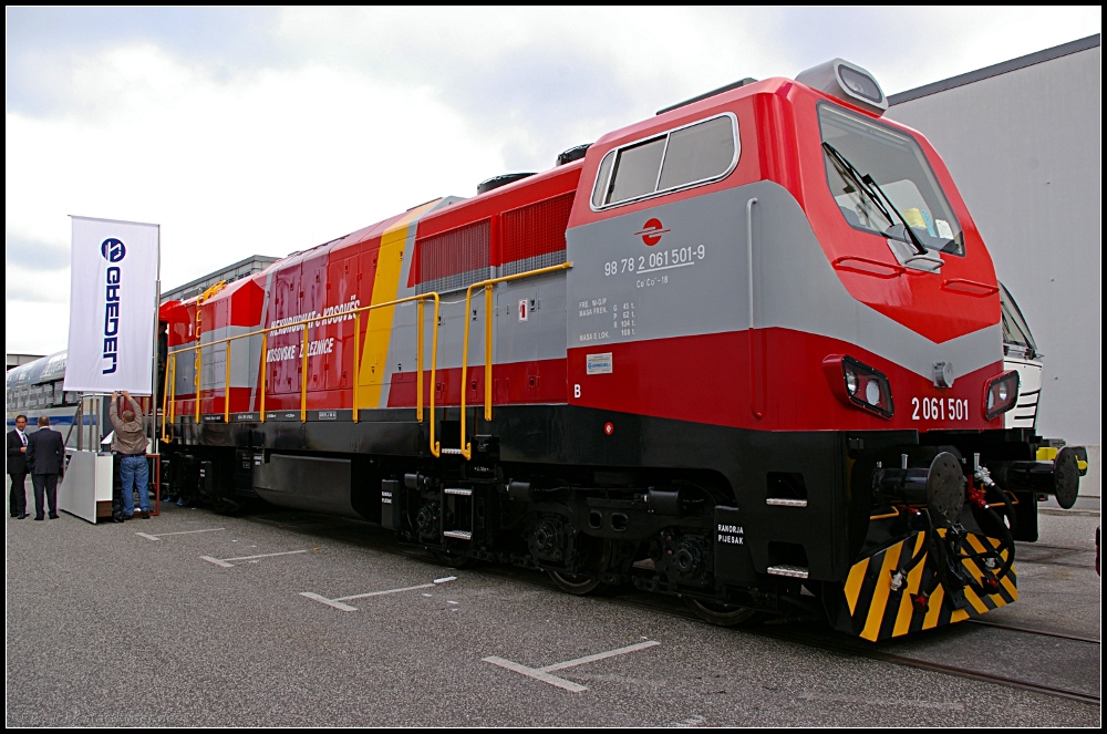 2061 501-5 des Kroatischen Herstellers Gredelj ist eine neu designte und remotorisierte EMD G16. brig blieb nur das Bremssystem von Westinghouse (NVR-Nummer 98 78 2061 501-9, Co'Co'-18, ex EMD G16 661-203; INNOTRANS 2010 Berlin 21.09.2010 - Update: Inzwischen trgt die Lok die Nummer 10 und fhrt im Kosovo. Desweiteren sind auch die Drehgestelle von der Spenderlok und aufgearbeitet worden.)