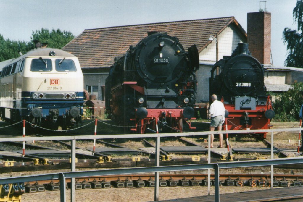 217 014-0,01 1056 und 38 3999 am 4.Juni.2011 bei den Bahnwelttagen 2011(Gescannt)