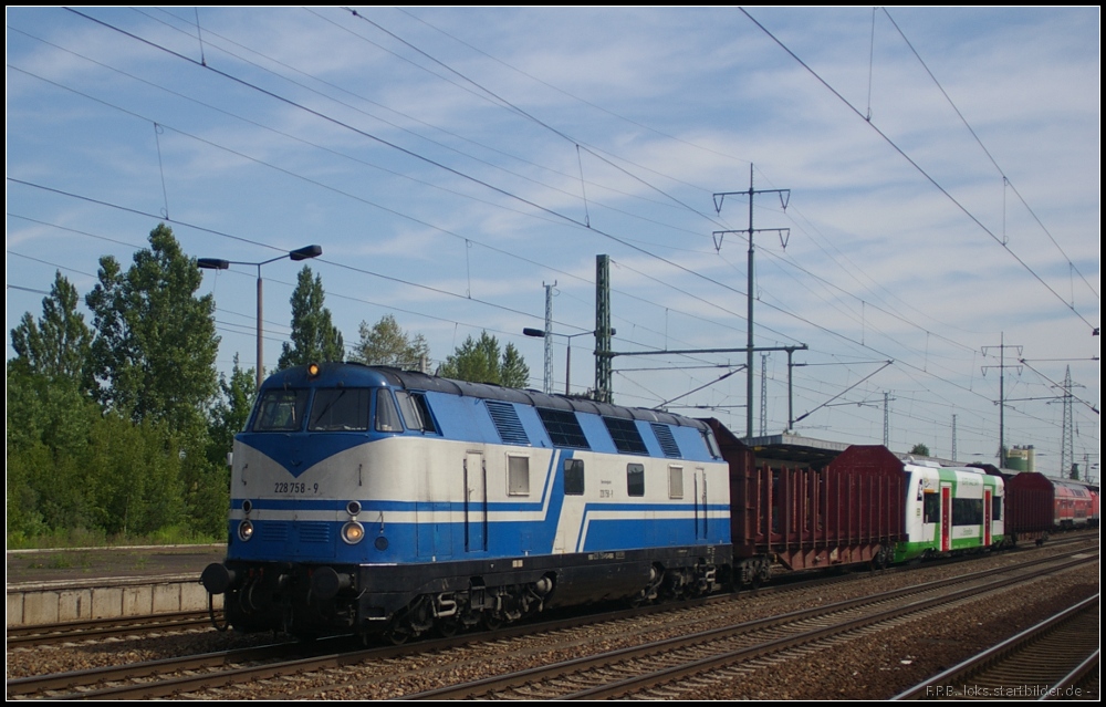 228 758-9 der Rennsteigbahn berfhrt VT 316 der Elster Saale Bahn (gesehen 19.06.2012 Berlin Schnefeld Flughafen)