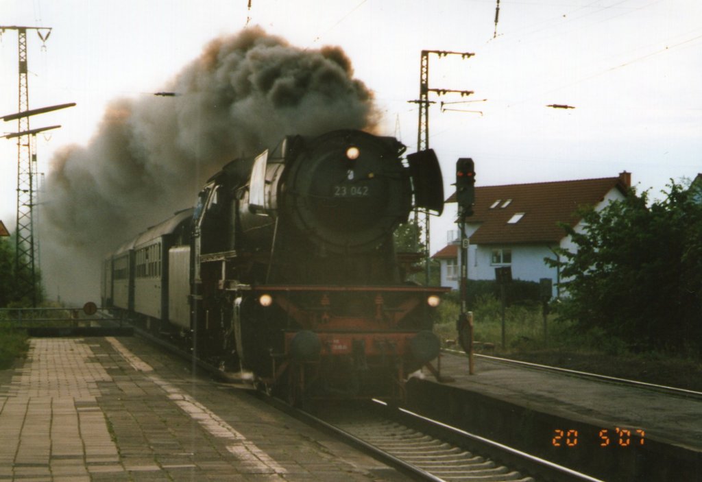 23 042 bei der Durchfahrt durch den Bahnhof Weiterstadt am 20.Mai.2007(Gescannt)