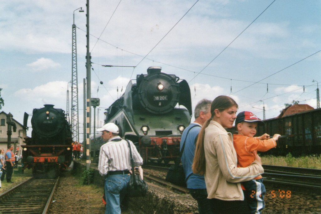 23 042 stand neben 18 201 am 24.Mai.2008 in Darmstadt Kranichstein(Gescannt)