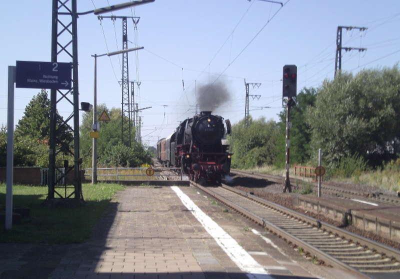 23 042(Eisenmbahnmuseum Darmstadt) beim durchfahren des Bahnhofs Weiterstadt