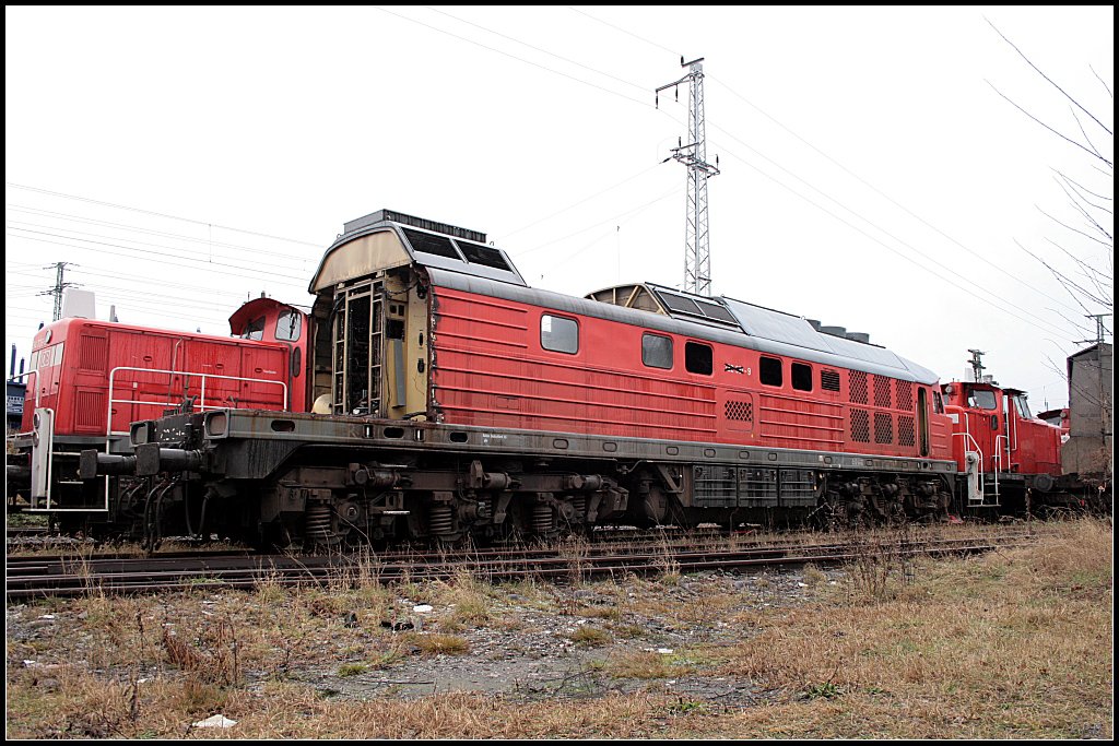 232 091-9 fllt sofort auf. Es ist die ehemalige 132 091-0 die am 31.12.2005 im Aw Cottbus z-gestellt wurde und inzwischen auch als Ersatzteilspender dient (Cottbus 28.12.2009)