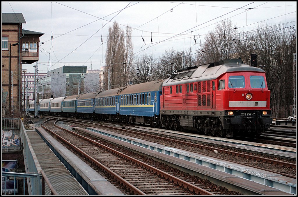 232 252-7 mit dem D-Zug Saratov-Berlin nach Bln.-Lichtenberg wegen Gleisbauarbeiten als Umleiter auf dem Berliner Innenring (DB Fernverkehr Berlin, max. 140 km/h, gesichtet Berlin Greifswalder Str 28.11.2009)