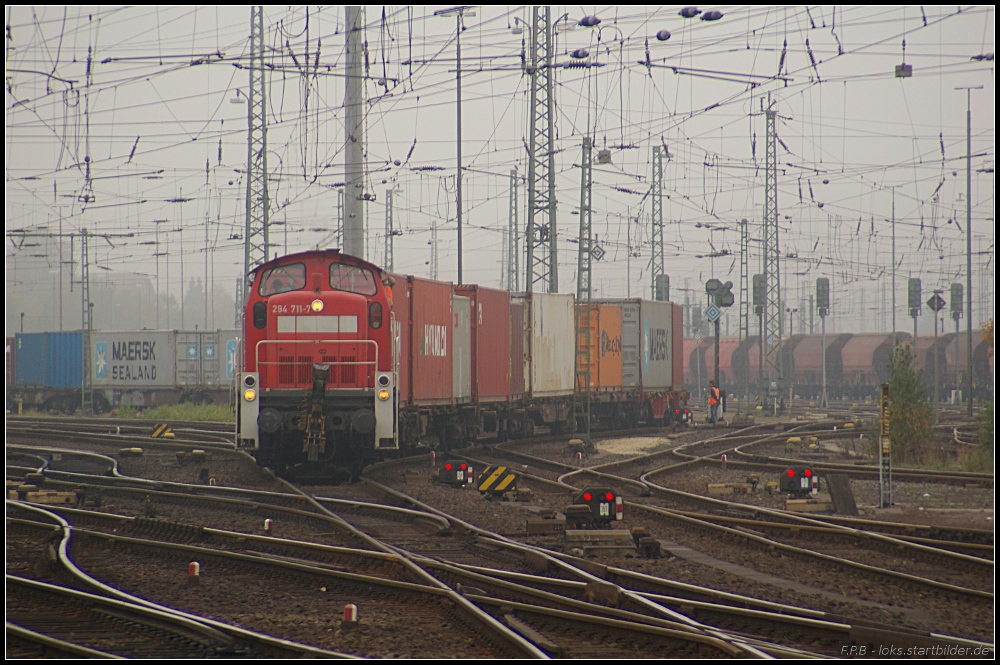 294 711-7 hat einen Containerzug bernommen und fhrt aus dem Rbf raus (gesehen Bebra 14.10.2010)