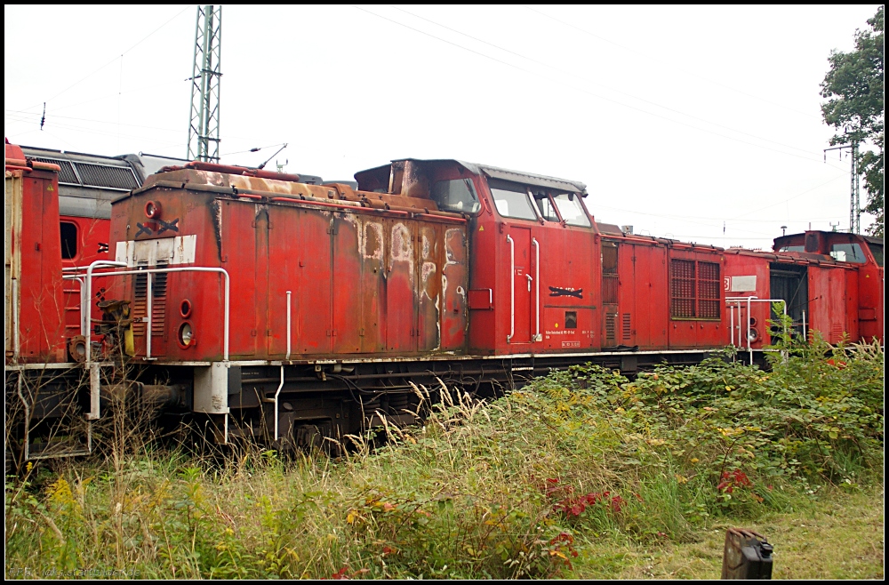 298 156-1 steht inmitten von Schrottloks (Railion Deutschland AG Halle, DCX 12.12.00, gesehen Bw Cottbus 05.10.2010)