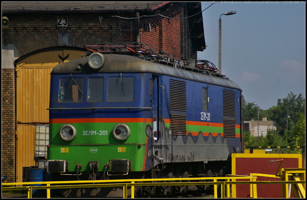 3E/1M-201 der PHU Lokomotiv am 09.07.2013 im Betriebswerk Kostrzyn (PL). Es handelt sich um die ehemalige PKP ET21-491, die als Heizlok in Stalowa Wola Rozwadow stationiert war. Aufgearbeitet wurde sie 2009 von ZNTK Olesnica.

Vielen Dank an die Hobbykollegen von bahnbilder.de fr die Infos!