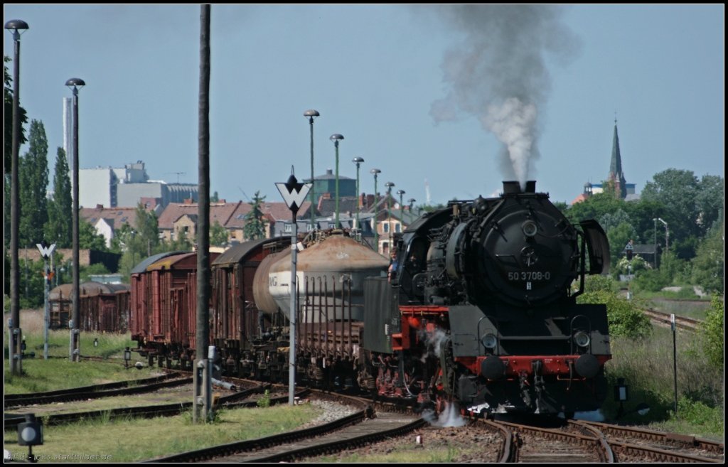 50 3708-0 mit einem Fotogterzug vor der Kulisse von Stafurt (Teleaufnahme, Dampflokfest im Traditionsbahnbetriebswerk Stafurt, gesehen Stafurt-Leopoldshall 05.06.2010)