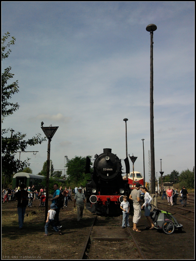 52 6666 der Dampflokfreunde Berlin e.V. beim 5. Berliner Eisenbahnfest (gesehen Berlin Bw Schneweide 09.09.2012)