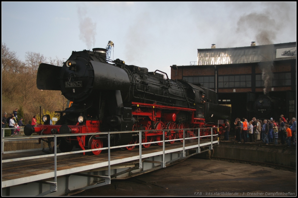 52 8047 der IG Dampflok Nossen legt beim 3. Dresdner Dampfloktreffen eine Pause ein und fährt von der Drehscheibe in den Lokschuppen (gesehen Dresden-Altstadt 02.04.2011)