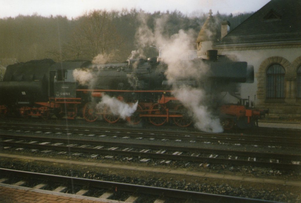 52 8075(IGE Werrabahn) stand im Jahr 2002 in Eisenach.15Min später setzte sie an den Rodelblitz um(Gescannt)