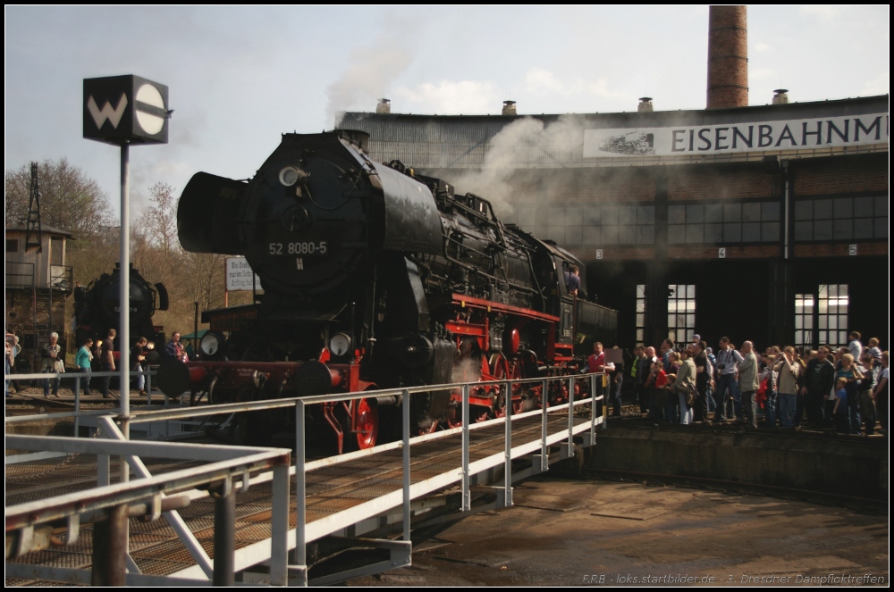 52 8080 der OSEF fährt auf die Drehscheibe um für die anwesenden Besucher gedreht zu werden (gesehen 3. Dresdner Dampfloktreffen Dresden-Altstadt 02.04.2011)