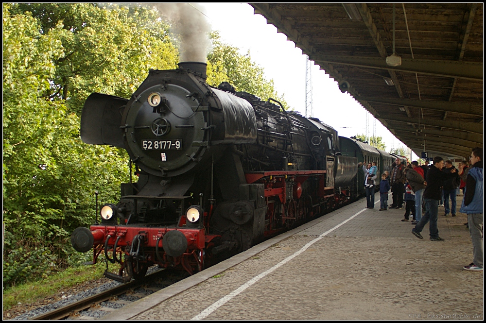 52 8177-9 fuhr zwischen dem Bombardier-Werk und dem Bahnhof hin und her. So kam es das in Hennigsdorf Dampfbetrieb zu beobachten war (gesehen Hennigsdorf b. Berlin 18.09.2010)