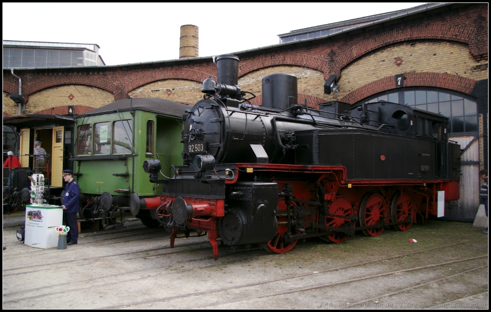 92 503 und dahinter der Personenwagen 70 252 Dresden der Gattung C (gesehen 3. Dresdner Dampfloktreffen Dresden-Altstast 02.04.2011)