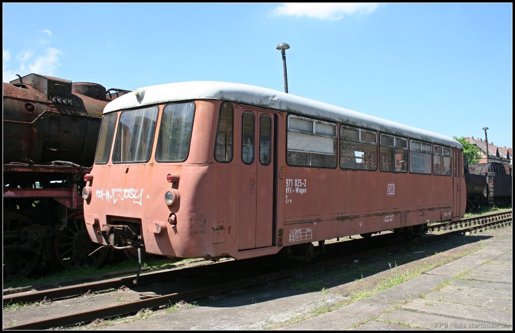 971 025-2 ist ein RFU-Wagen, inzwischen nicht mehr im besten Zustand (ex DB, ex DR, Dampflokfest im Traditionsbahnbetriebswerk Stafurt, gesehen Stafurt-Leopoldshall 05.06.2010 - z-Stellung 30.03.96, Ausmusterung 31.03.96)