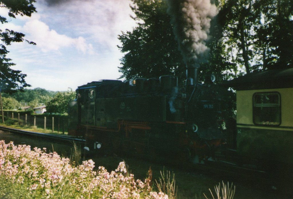 99 783 bei der Ausfahrt aus dem Bahnhof Binz(Gescannt)