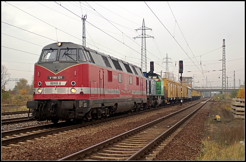 ADAM 8 / 228 321 mit MaK 1000BB ohne Nummer oder Logo und einem Spano URR 48-4 Bauzug als DBV 93418 nach Gera (gesehen Berlin Schnefeld-Flughafen 01.11.2010, ex DR V 180 321)