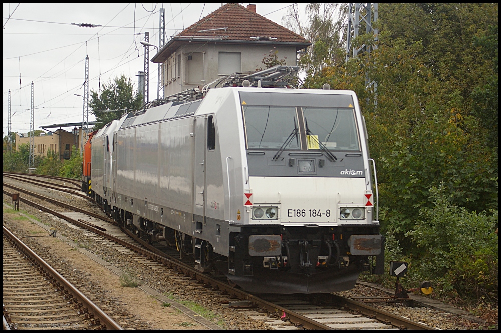 akiem E186 184-8 und die Schwesterlok E186 186-3 werden auf das Gelnde von Bombardier gezogen (NVR-Nummer: 91 80 6186 184-8 D-VC, gesehen Hennigsdorf b. Berlin 28.09.2010)