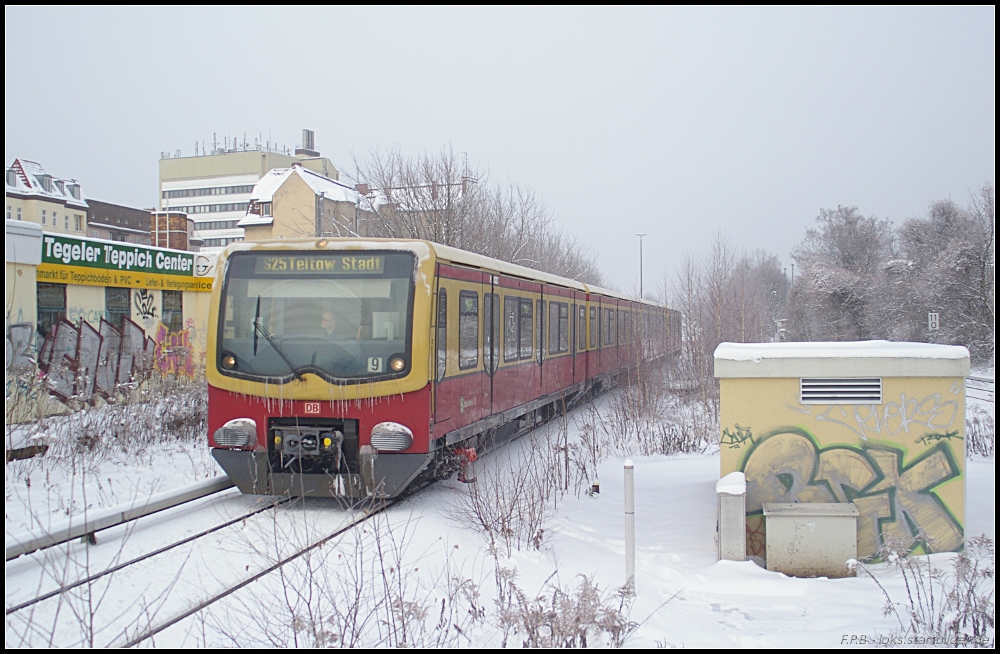 Am 30.12.2010 kamen auf der S25 zeitweise nur noch Halbzüge zum Einsatz. Der bisher überraschend harte Winter fordert seinen Tribut am Wagenmaterial. Hinzu kommen verkürzte Fristen, so das nur sehr wenige Wagen zur Verfügung stehen. Hier kurz vor der Einfahrt in den S-Bahnhof Tegel.