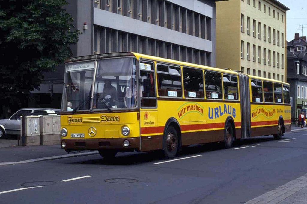 Am 4.7.1988 war dieser Mercedes Gelenkbus noch im tglichen Personenverkehr
wie hier in Gieen anzutreffen. Inzwischen ist es ein seltener Oldtimer.