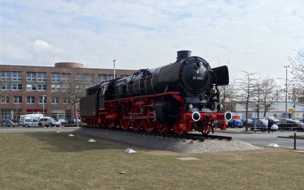 Am Vorplatz des Braunschweiger Hauptbahnhofs steht 01 1063 zur Schau. Aufgenommen am 4. April 2013. 